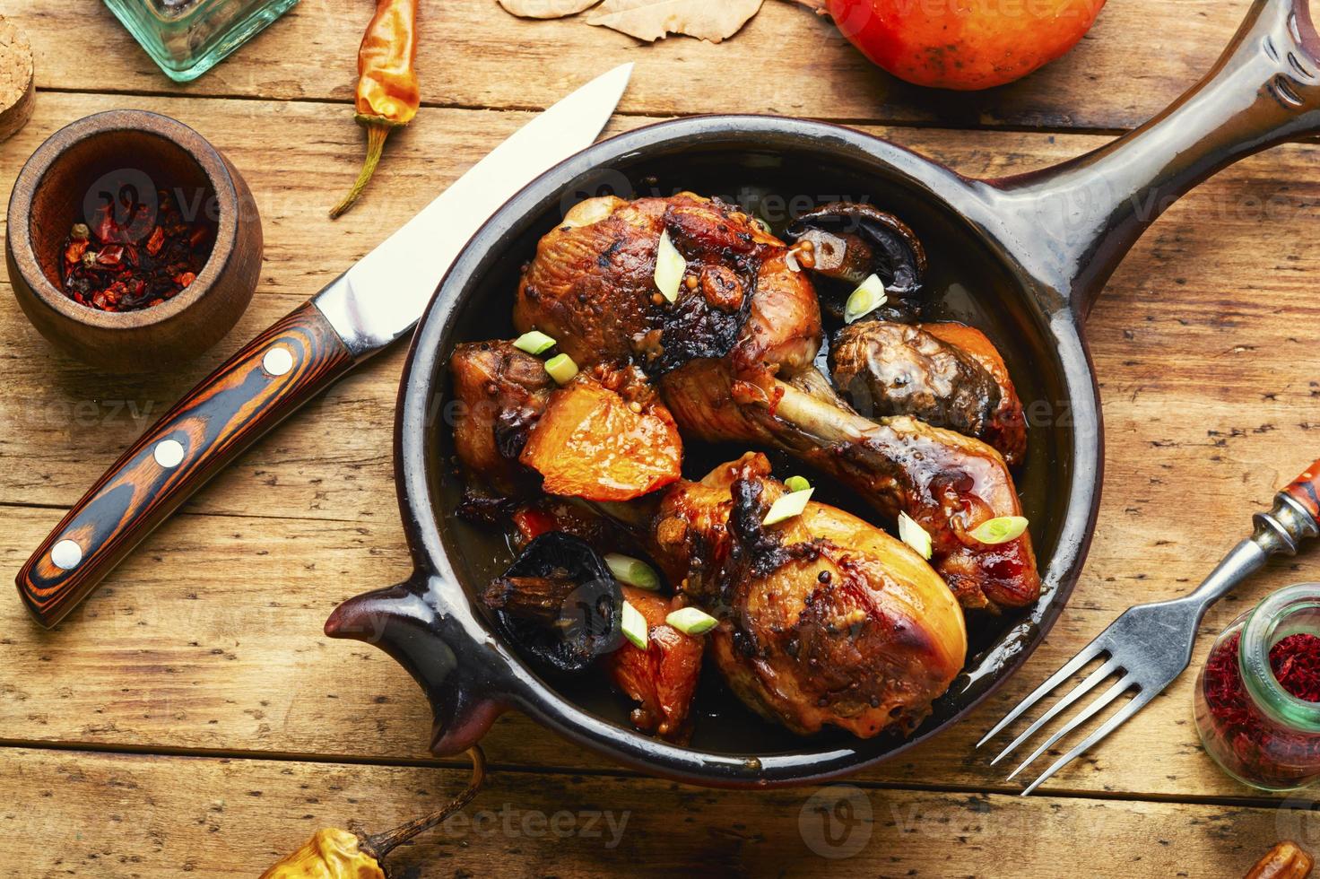 pollo asado con calabaza, mesa de madera foto