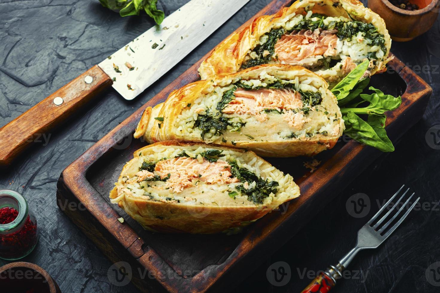 salmón al horno en masa. foto