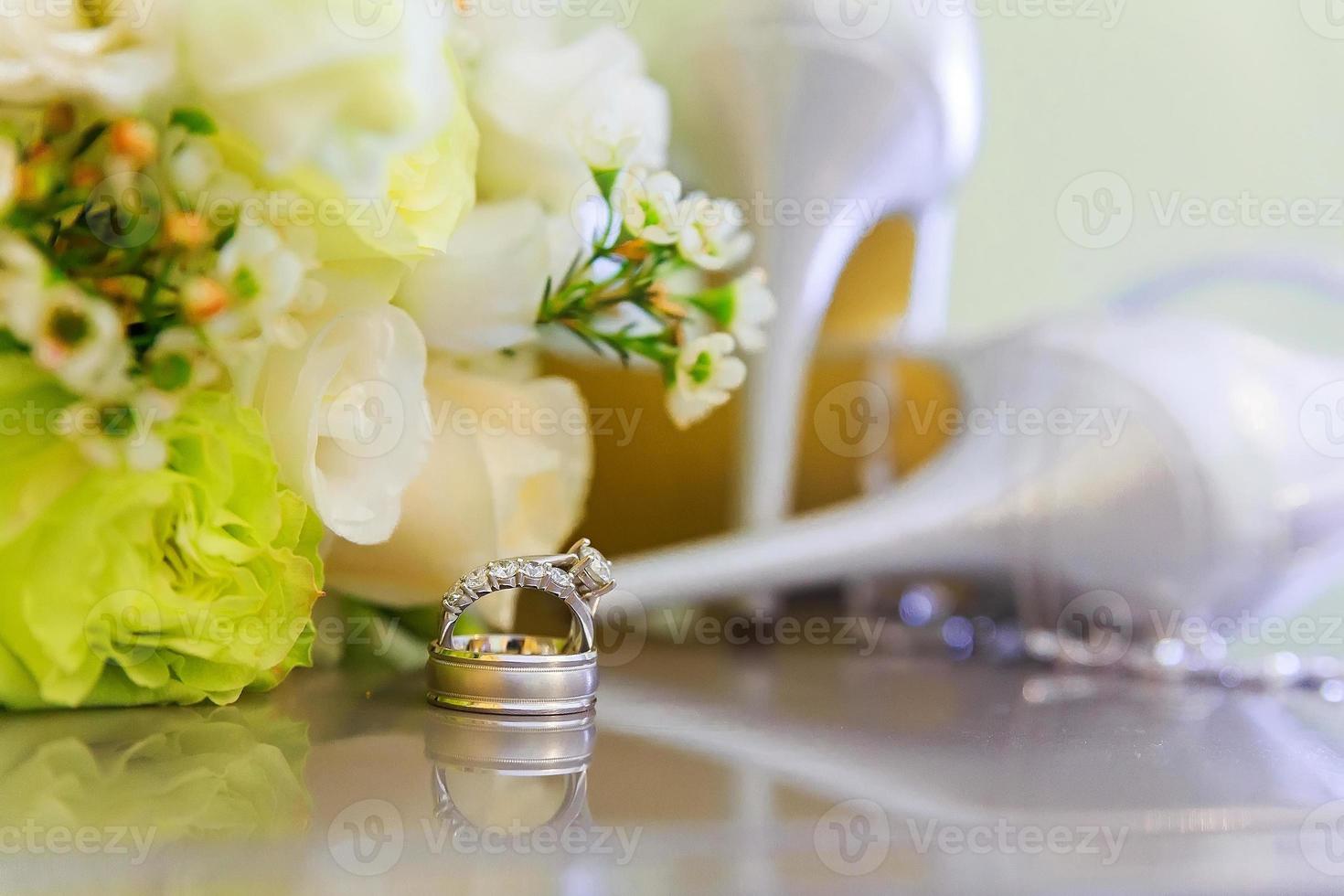 anillos de boda y alto foto