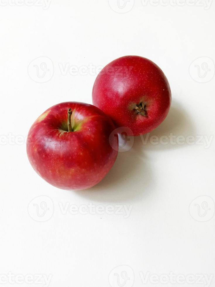 manzanas rojas aisladas sobre fondo blanco foto