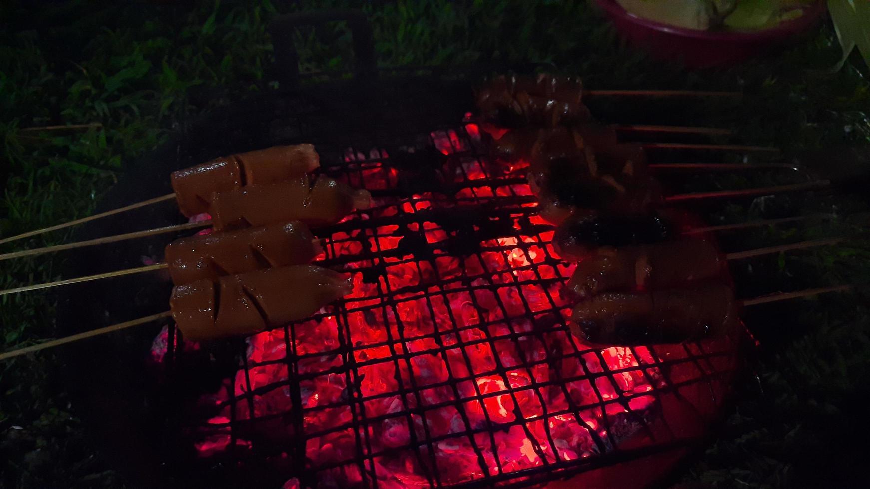 salchicha a la parrilla sobre los ojos iluminados en verano 02 foto