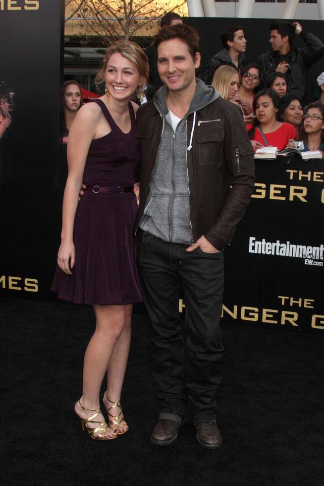 los angeles, 12 de marzo - luca bella facinelli peter facinelli llega al estreno de los juegos del hambre en el teatro nokia en la live el 12 de marzo de 2012 en los angeles, ca foto