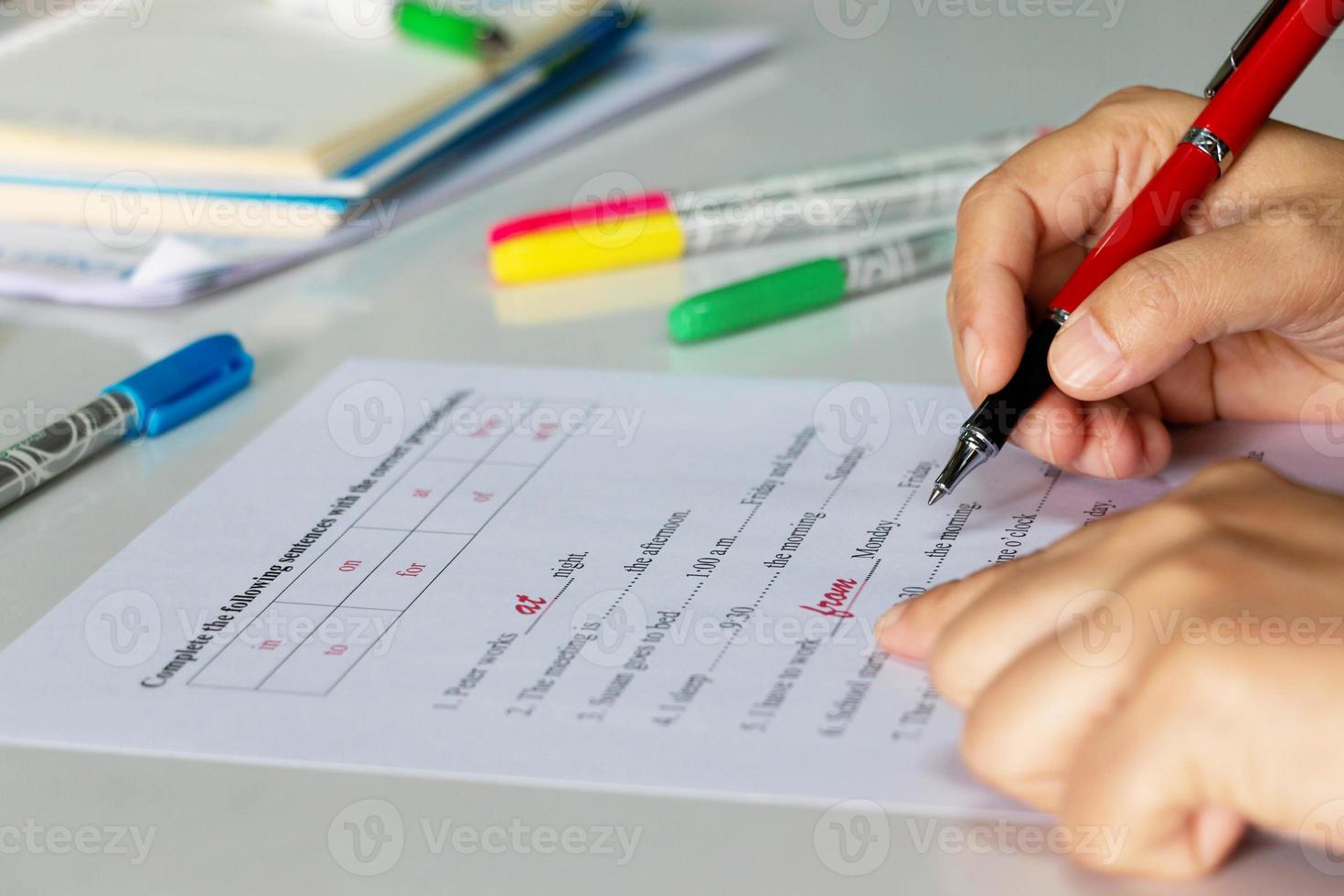 examen de ingles en la mesa foto