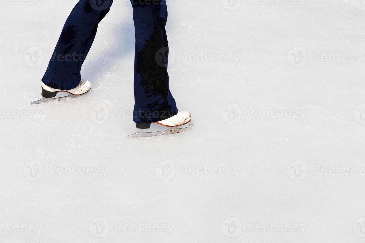 patines en pista de patinaje al aire libre foto