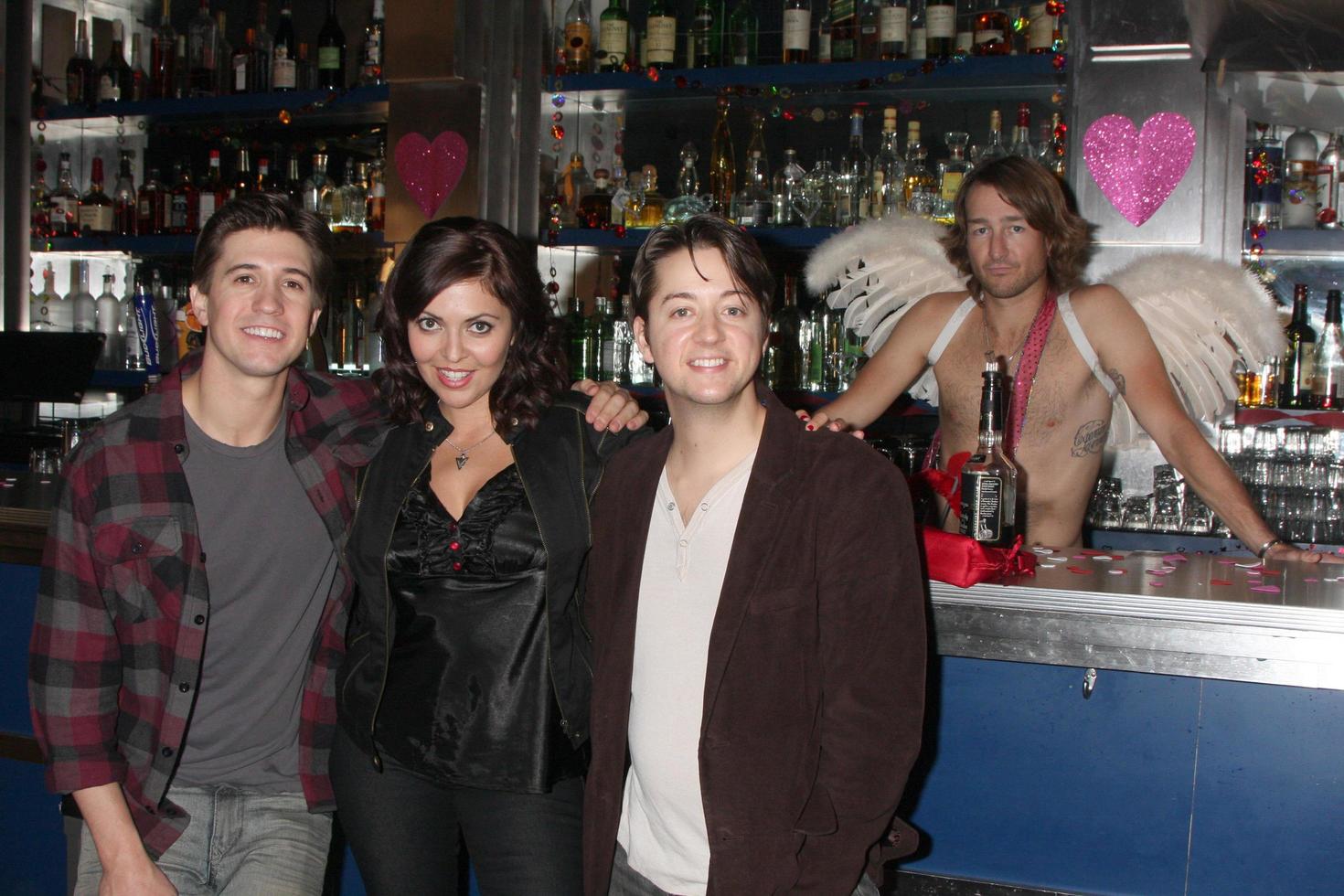 los angeles, 17 de diciembre - josh heine cupid, jo bozarth eros, bradford anderson achilles en el set durante la realización de la película cupid and eros en el bar good nite el 17 de diciembre de 2010 en no hollywood, ca foto