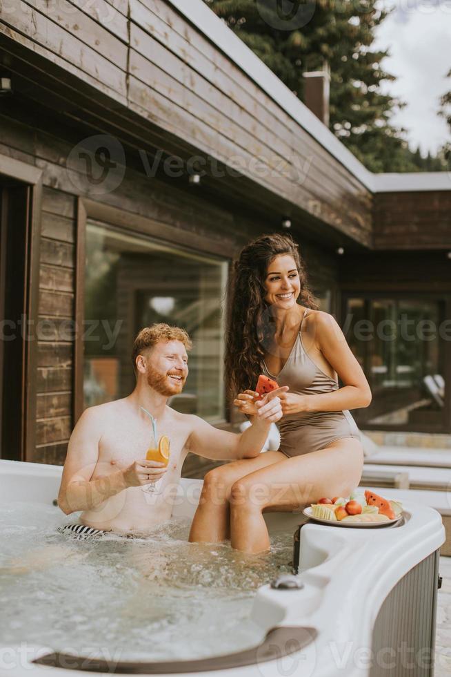 pareja joven disfrutando en el jacuzzi al aire libre de vacaciones 13353976 Foto de stock en Vecteezy pareja joven disfrutando en el jacuzzi al aire libre de vacaciones 13353976 Foto de stock en Vecteezy