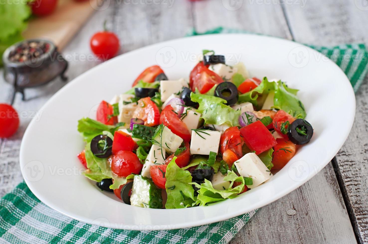ensalada griega con verduras frescas, queso feta y aceitunas negras foto