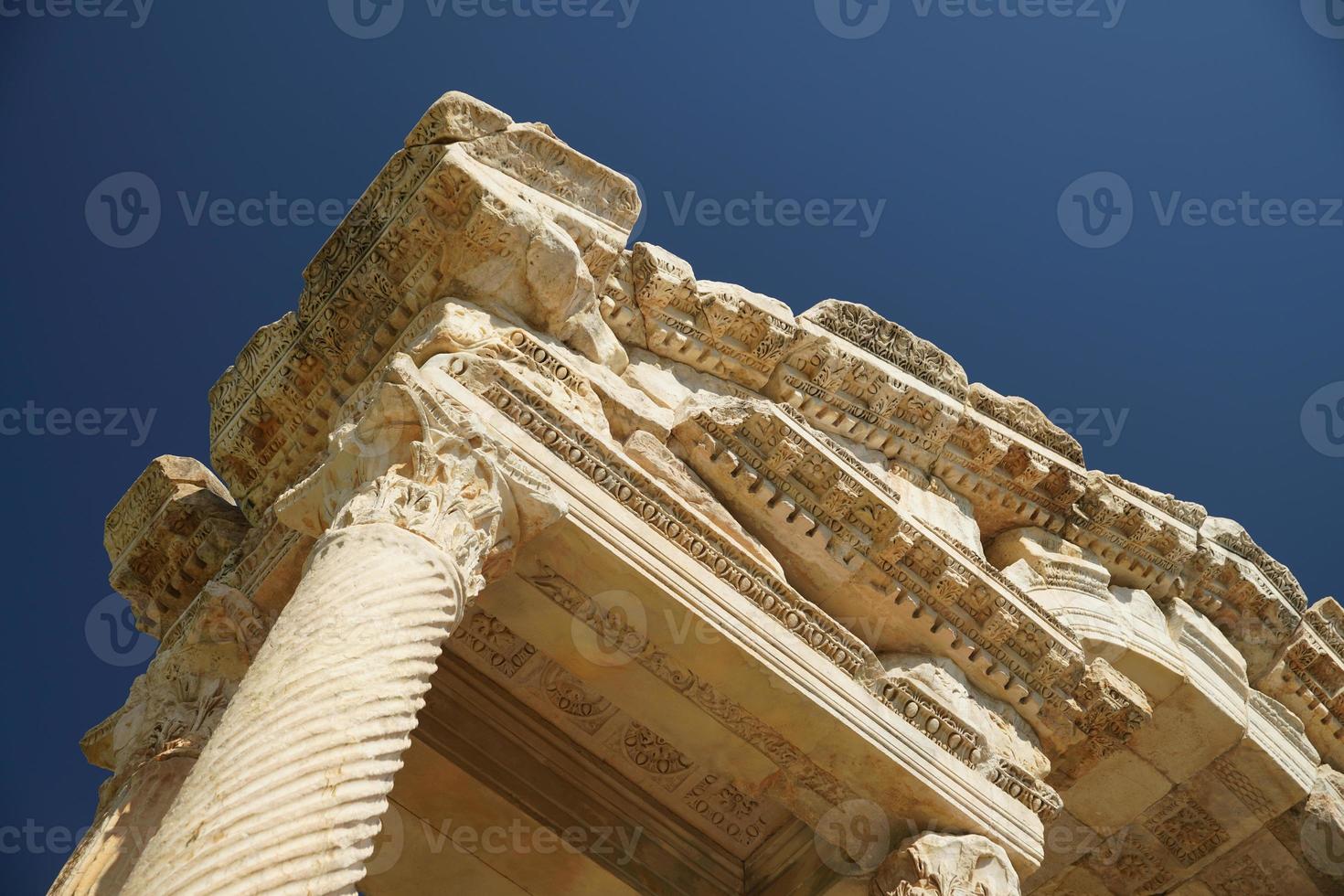 puerta monumental, tetrapylon en aphrodisias ciudad antigua en aydin, turkiye foto