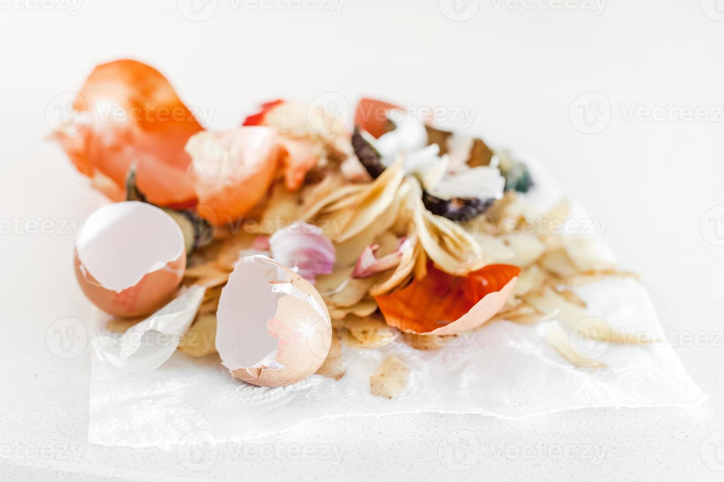 Residuos de alimentos de cocina orgánicos listos para el compostaje. foto