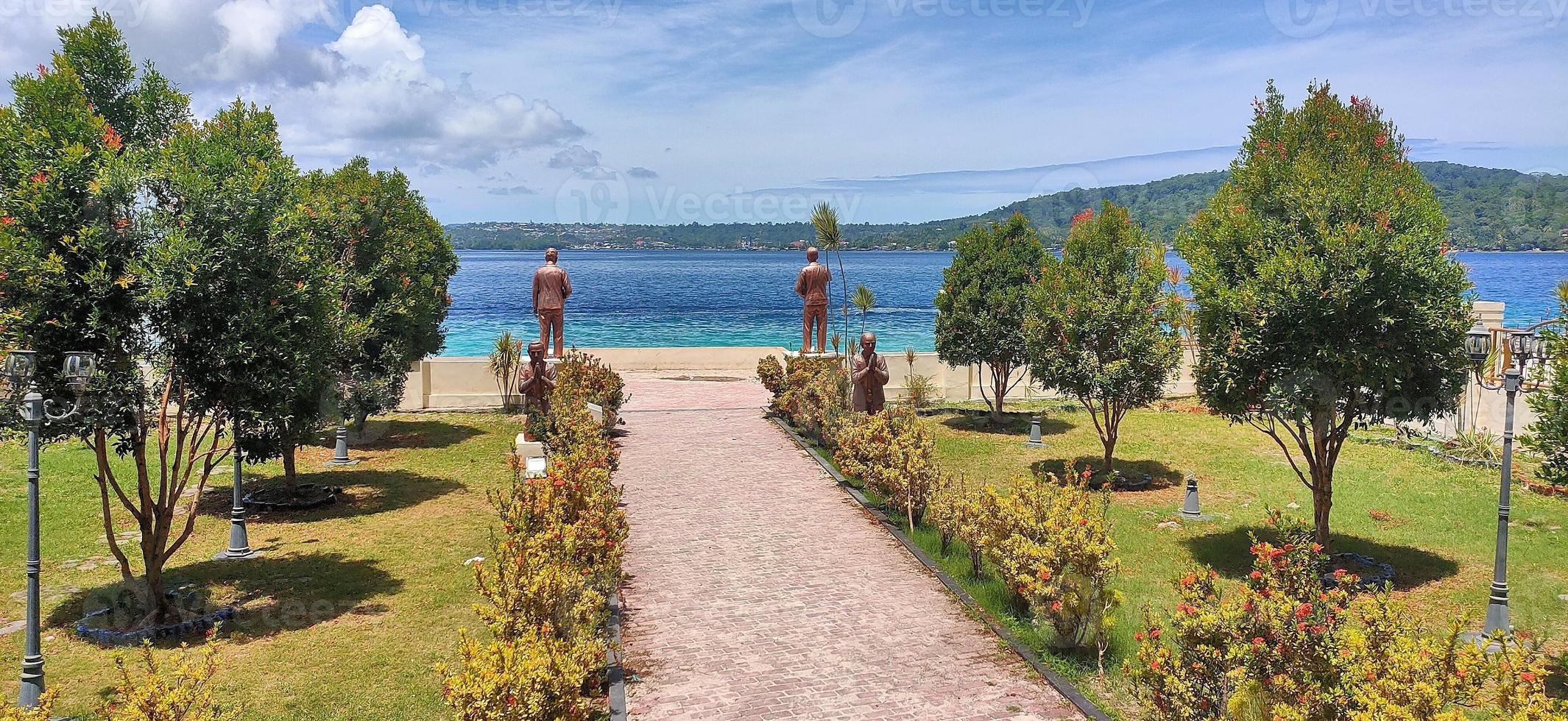 hermoso jardín de flores junto al mar foto