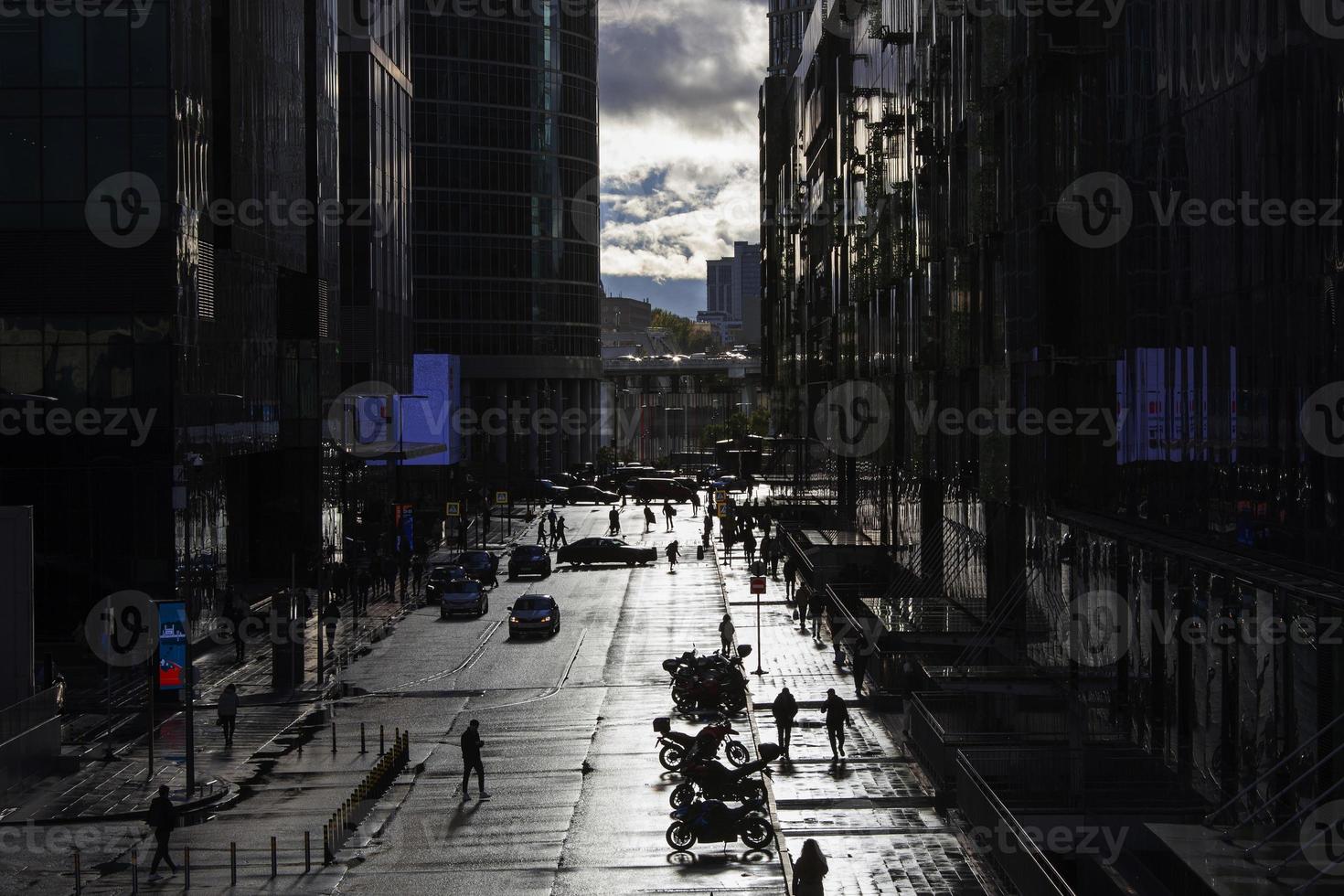 vista de la calle con transporte y peatones en un día soleado en la metrópolis foto