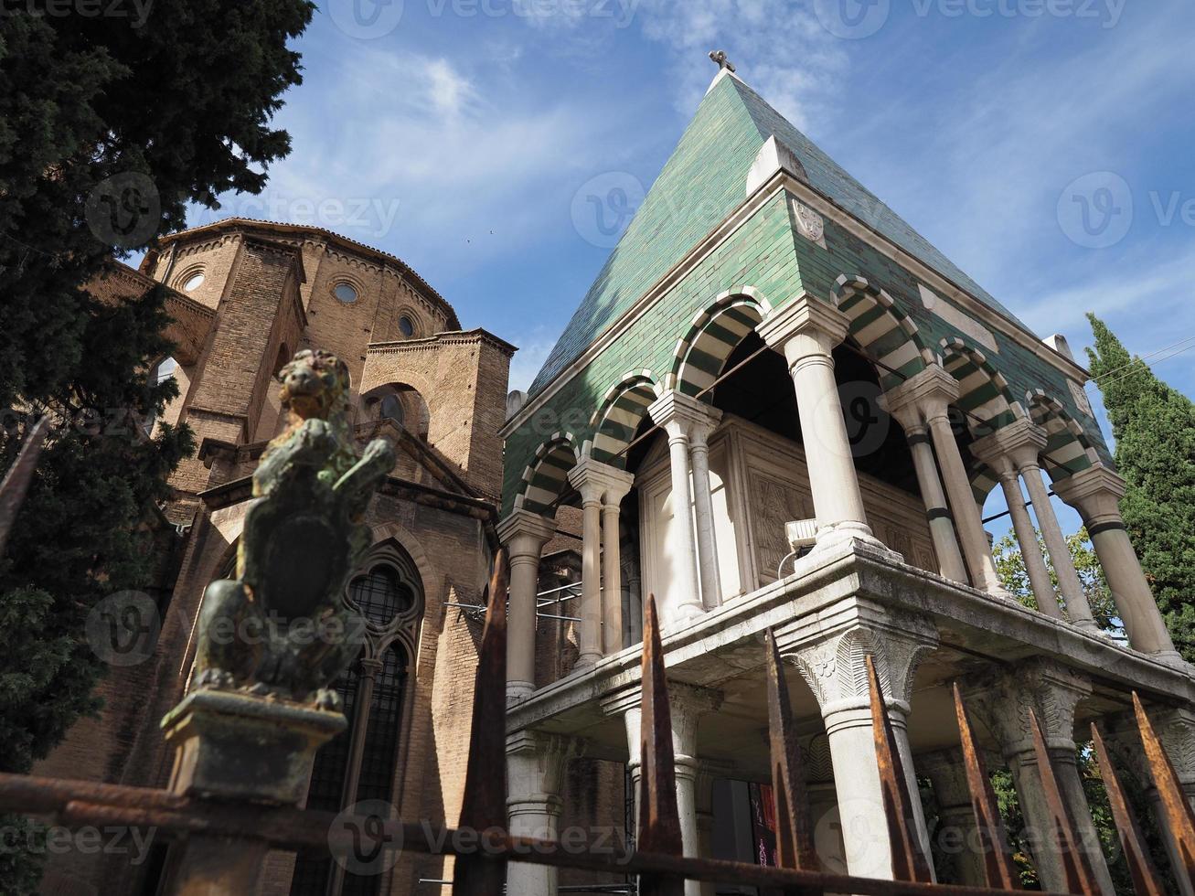 tumbas sepolcri dei glossatori en san francesco transl. san franco foto