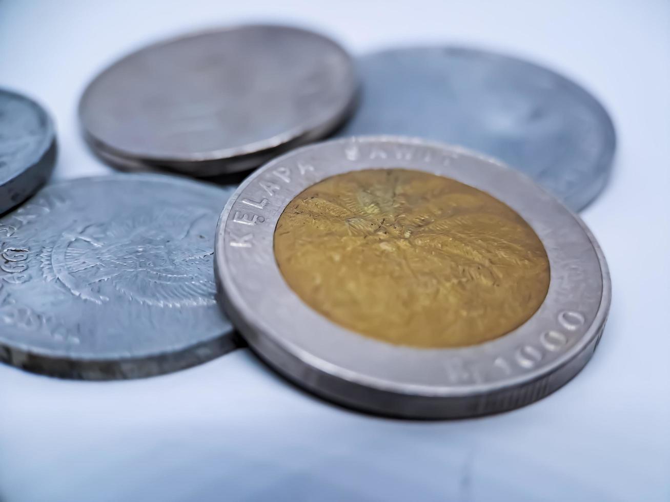 moneda de mil rupias de indonesia con el símbolo del aceite de palma aislado en fondo blanco, diterbitkan oleh bank indonesia pada tahun 1993 foto