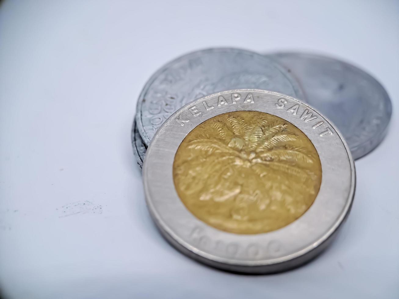 moneda de mil rupias de indonesia con el símbolo del aceite de palma aislado en fondo blanco, diterbitkan oleh bank indonesia pada tahun 1993 foto