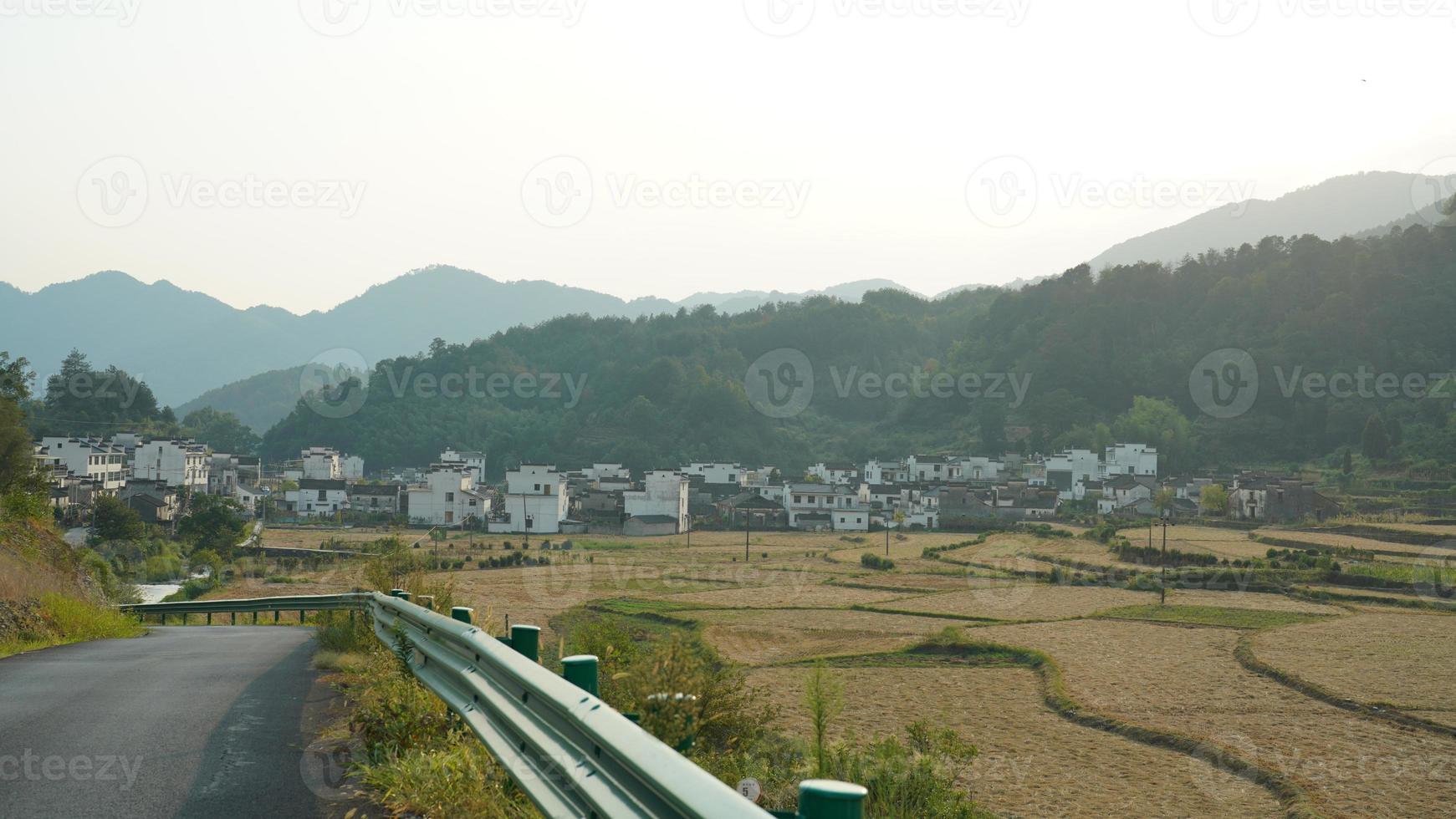 la hermosa vista del pueblo chino tradicional con la arquitectura clásica y árboles verdes frescos como fondo foto