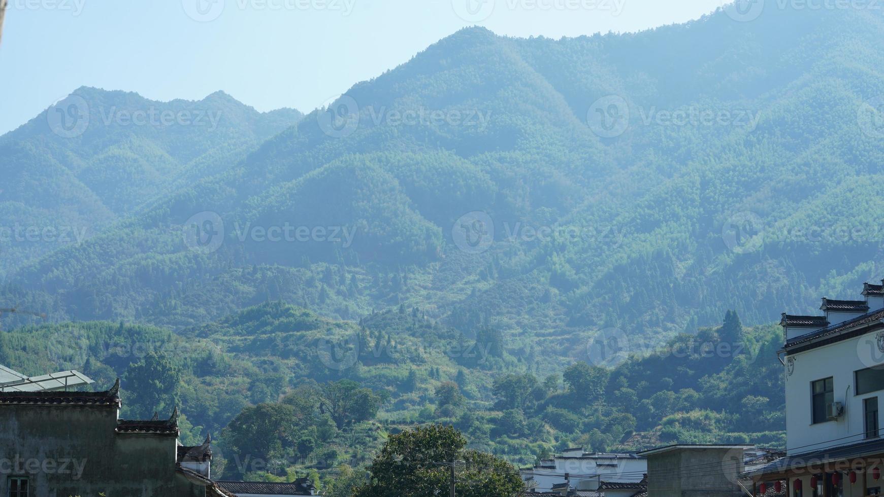 la hermosa vista del pueblo chino tradicional con la arquitectura clásica y árboles verdes frescos como fondo foto