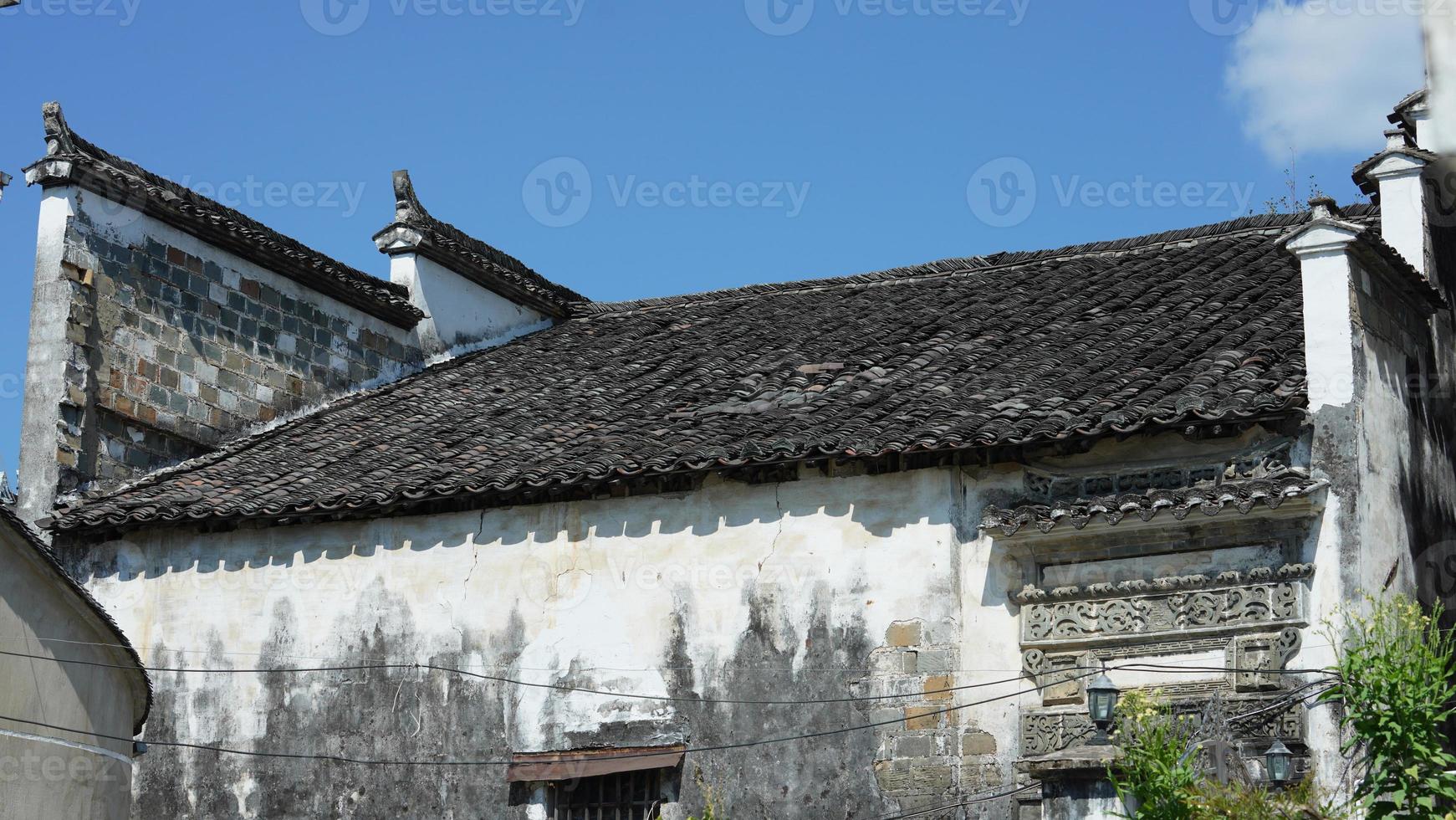 la hermosa vista del pueblo chino tradicional con la arquitectura clásica y árboles verdes frescos como fondo foto