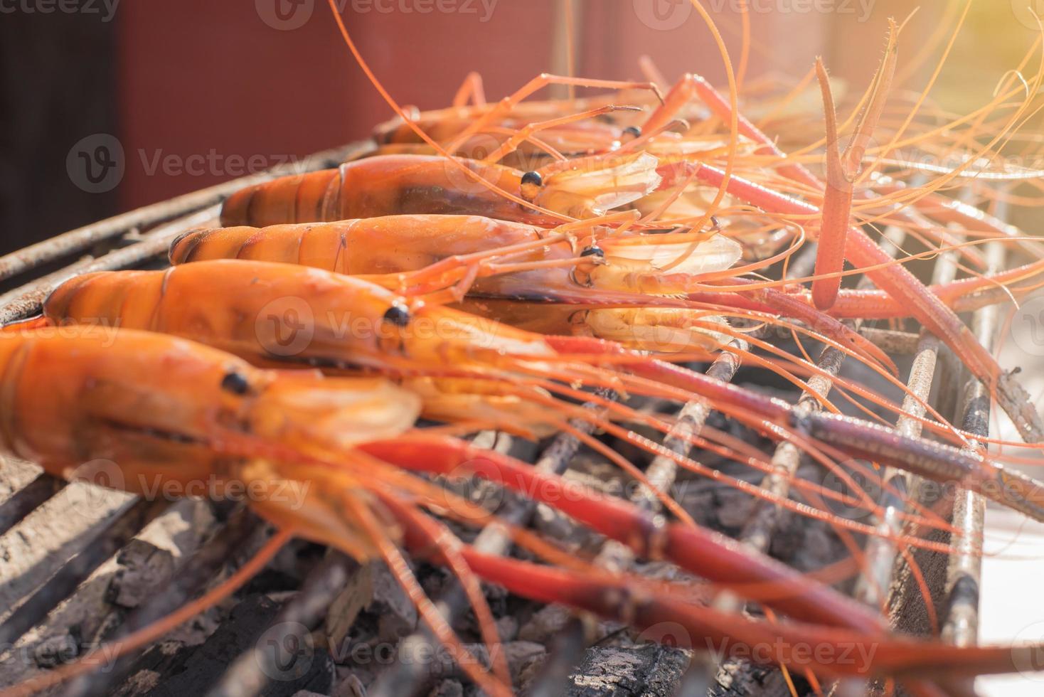 delicioso langostino a la parrilla con fondo al aire libre foto