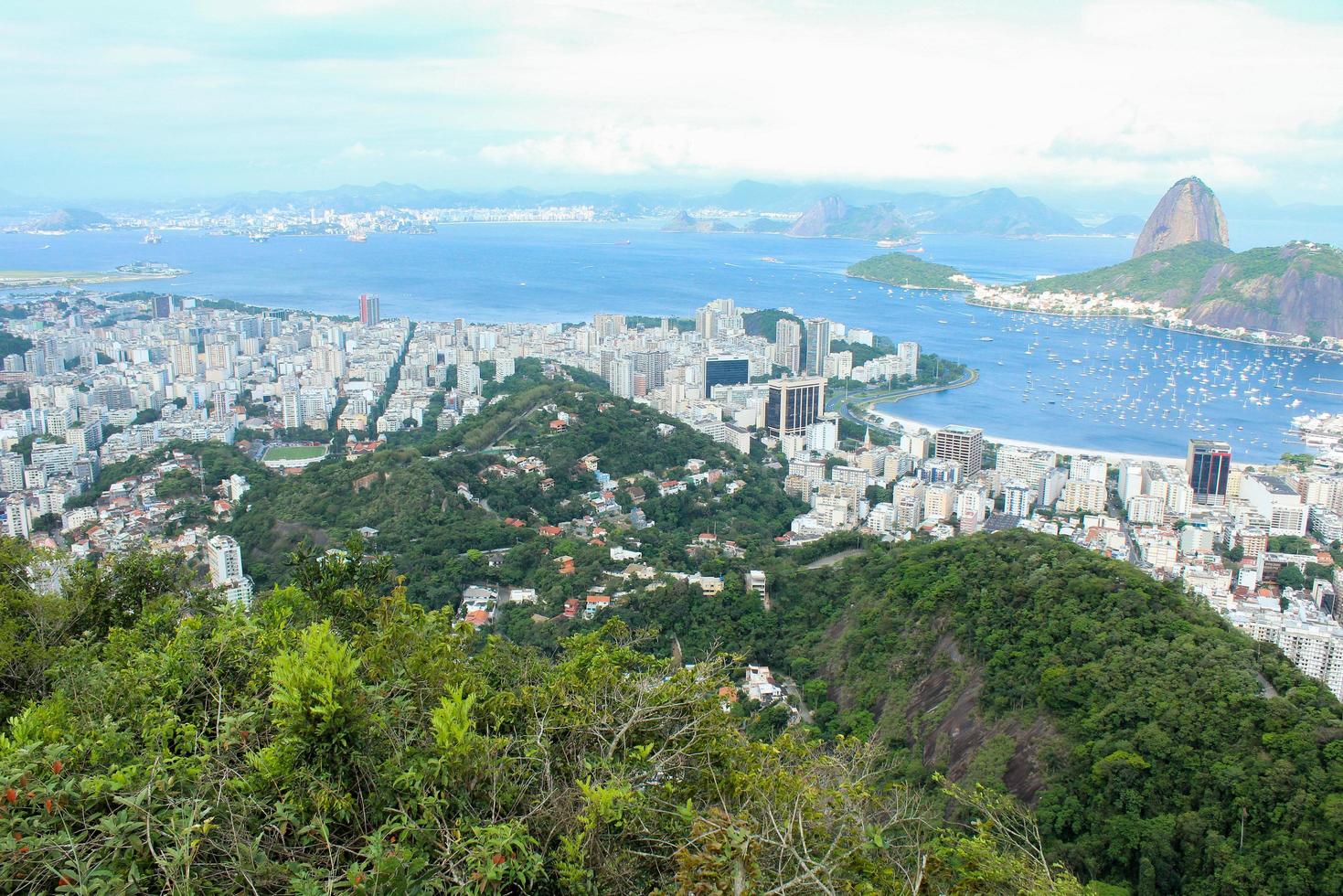 río de janeiro, rj, brasil, 2022 - dona marta belvedere - paisaje con la montaña del pan de azúcar y la laguna rodrigo de freitas foto