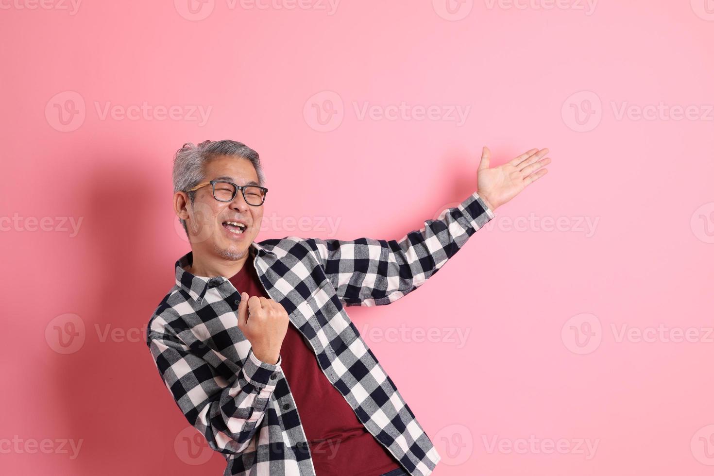 hombre asiático en rosa foto