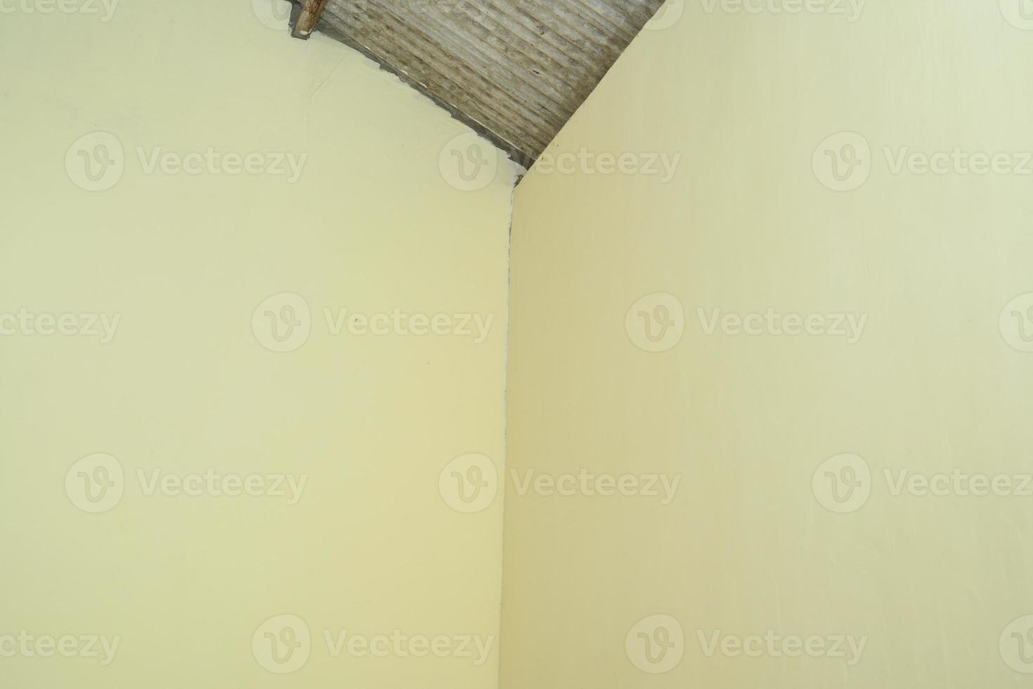 yellow background with a partition in the middle photo