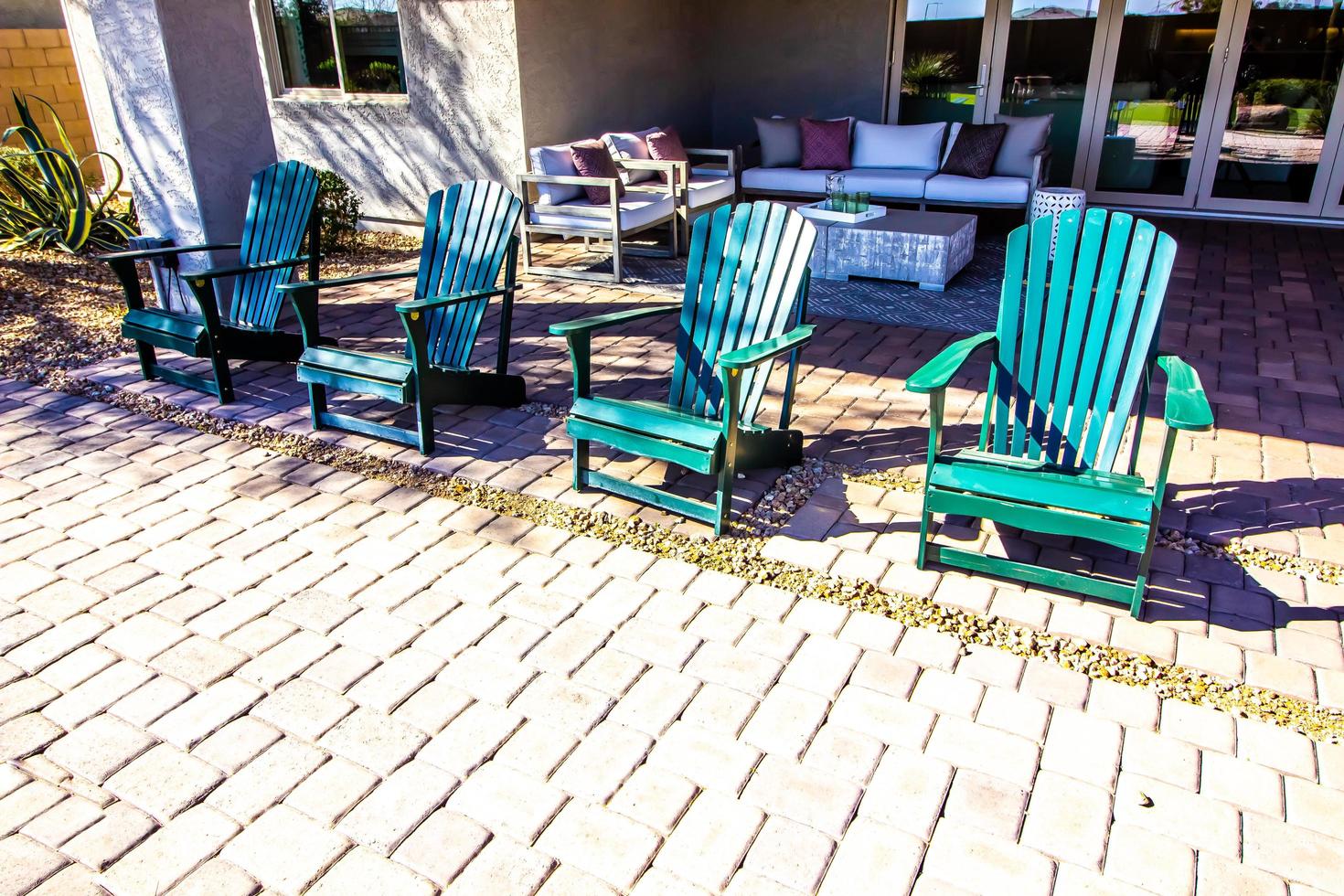 cuatro sillones de césped verde en el patio de la pavimentadora del patio trasero foto