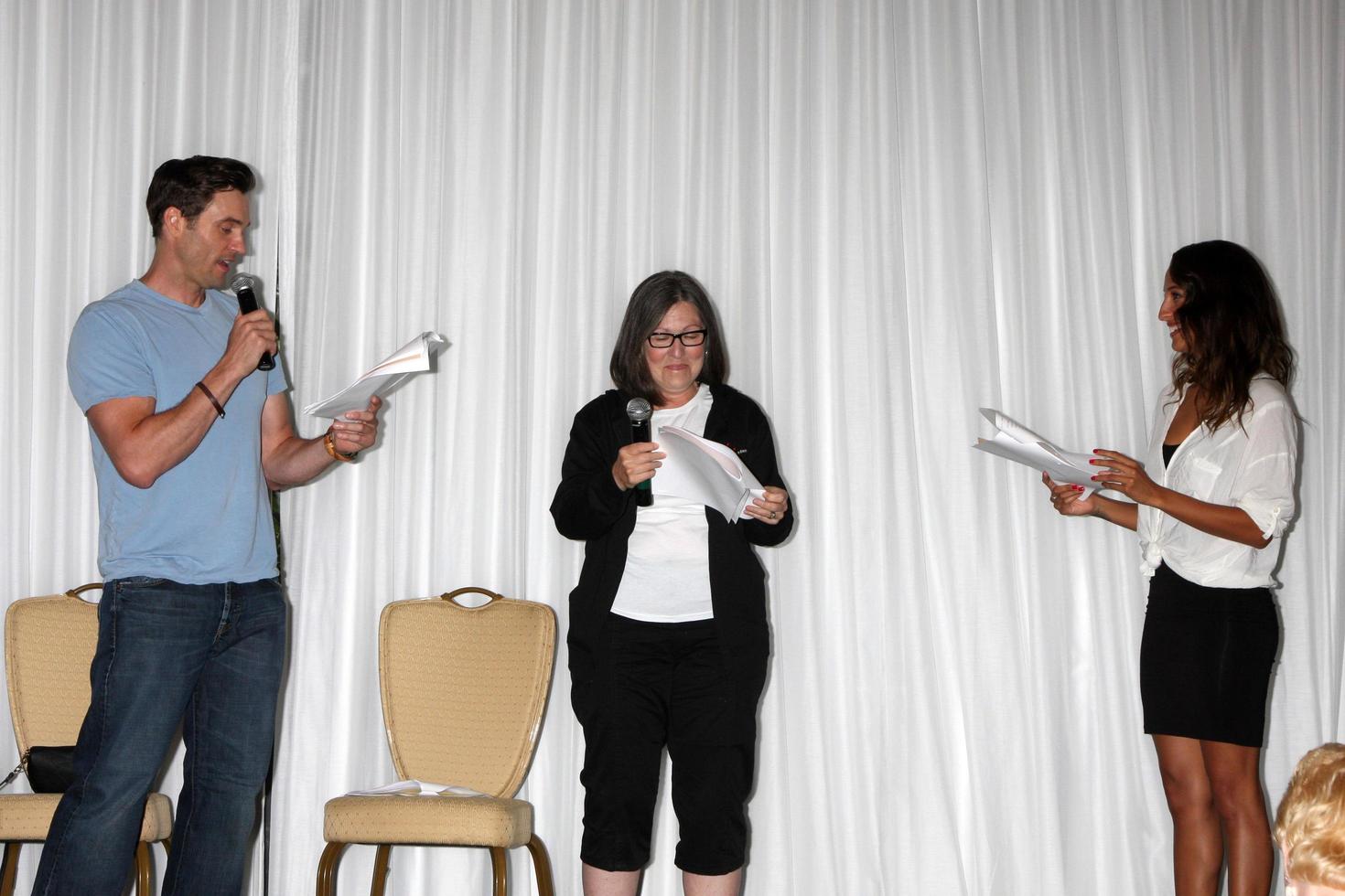 los angeles, 25 de agosto - daniel goddard, fan, christel khalil haciendo una escena de un guion de ynr en el evento de fans de goddard y khalil en el hotel universal sheraton el 25 de agosto de 2013 en los angeles, ca foto