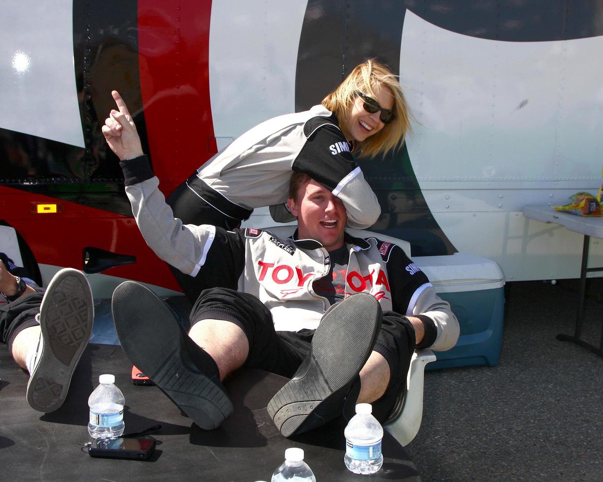 Los Ángeles, 23 de marzo - Jenna Elfman, ganadora de la medalla de honor de Dakota Meyer jugando en la 37.a carrera anual de Toyota Pro Celebrity Race Training en el circuito internacional de Willow Springs el 23 de marzo de 2013 en Rosamond, CA Foto exclusiva