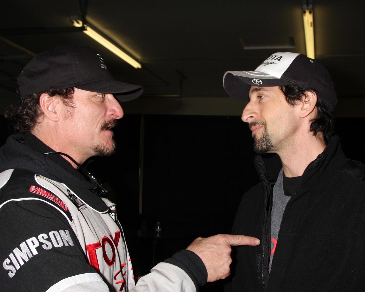 los angeles, 17 de marzo - kim coates adrien brody en la sesión de entrenamiento para la 36a carrera toyota pro celebrity que se llevará a cabo en long beach, ca el 14 de abril de 2012 en el hipódromo de willow springs el 17 de marzo de 2012 en willow springs, ca foto