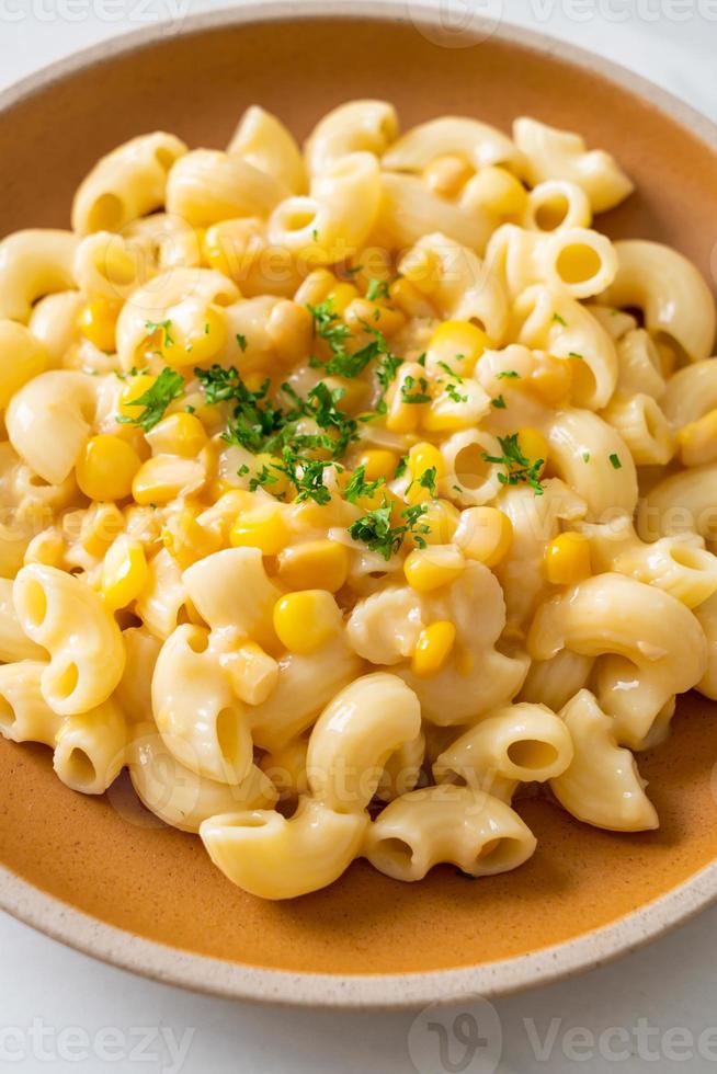 macarrones con queso cremoso de maíz en un plato foto