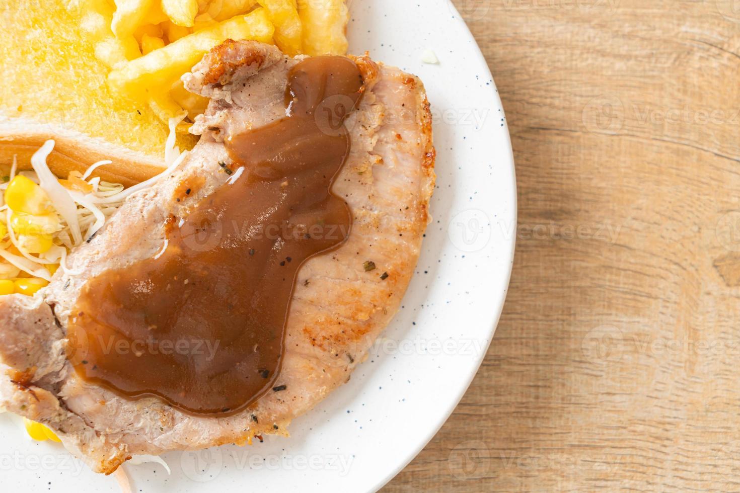 bistec de cerdo con salsa de pimientos negros foto