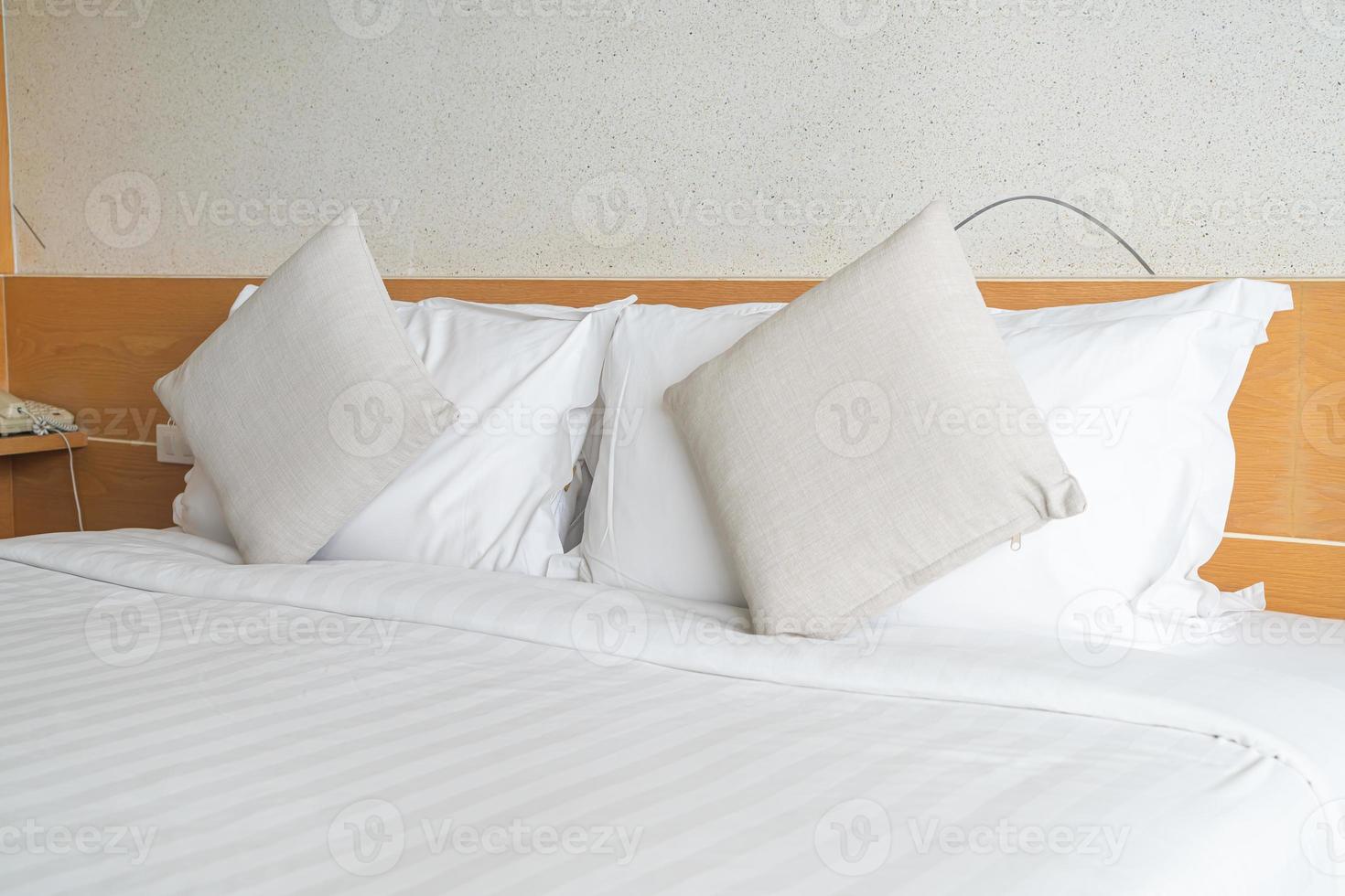 hermosa y cómoda decoración de almohadas en la cama foto