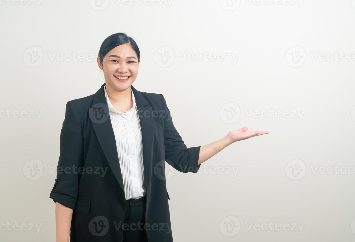 mujer asiática con la mano presentando en el fondo foto