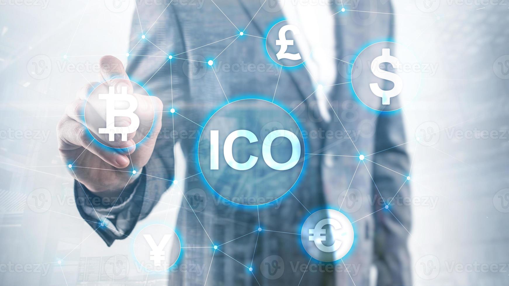ico: oferta inicial de monedas, blockchain y concepto de criptomoneda en el fondo borroso del edificio empresarial. foto