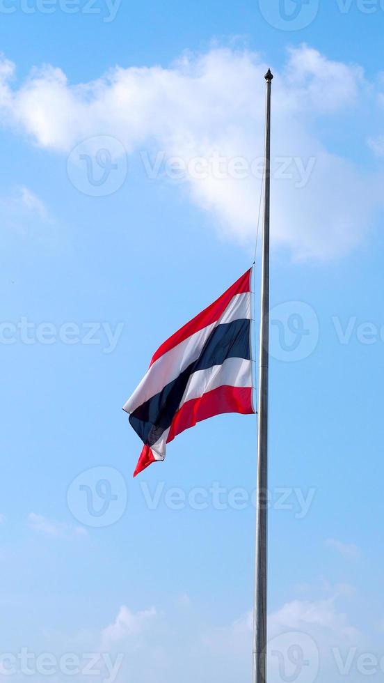 bandera de tailandia y cielo azul claro. foto