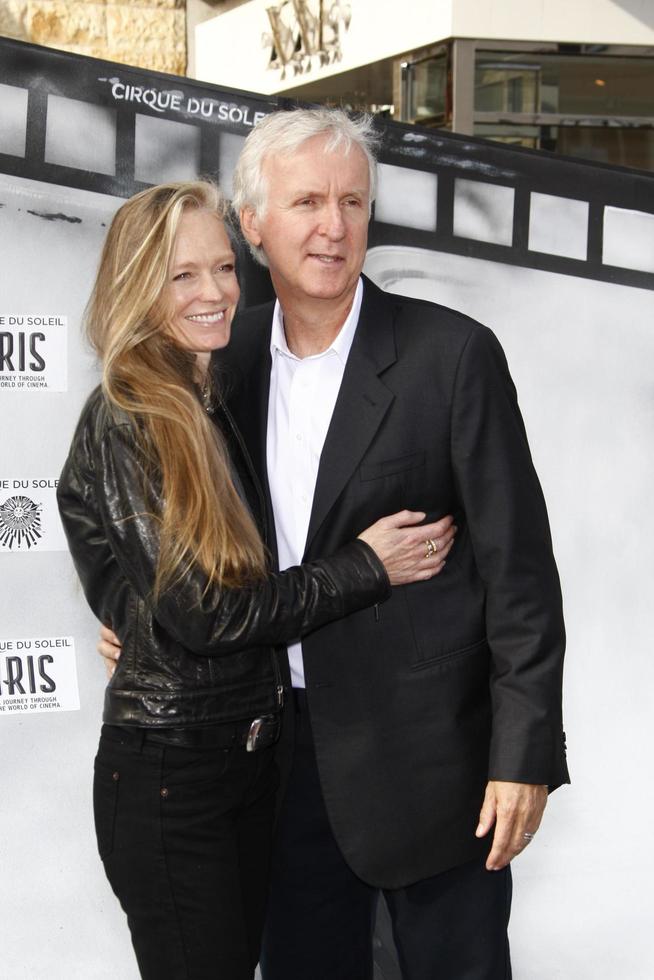 los angeles, ca, 25 de septiembre - james cameron suzy amis at the iris, un viaje por el mundo del cine del cirque du soleil estreno el 25 de septiembre de 2011 en el teatro kodak de los angeles, california foto