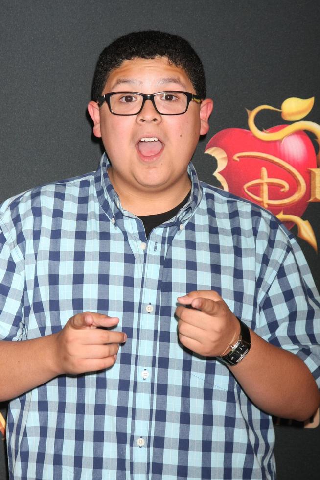 los angeles, 24 de julio - rico rodriguez en la proyección de estreno de los descendientes en los estudios de walt disney el 24 de julio de 2015 en burbank, ca foto