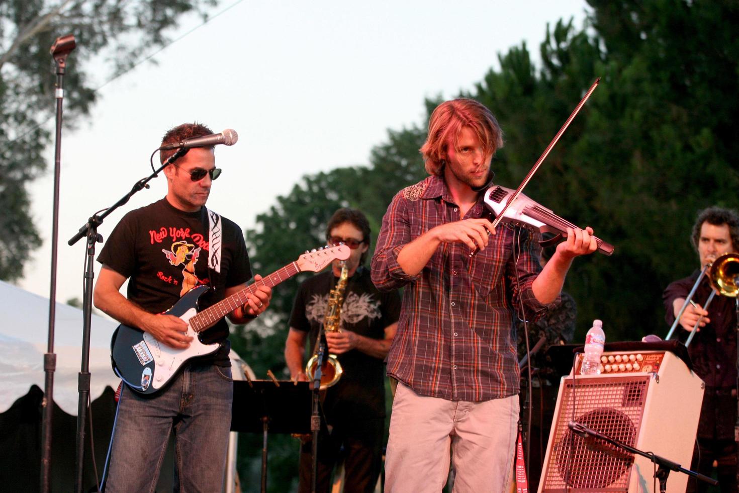 adrian pasdar y jesse spencer banda de tv netflix concierto en vivo en el lugar museo autry en griffith park los angeles, ca 9 de agosto de 2008 ©2008 kathy hutchins foto de hutchins