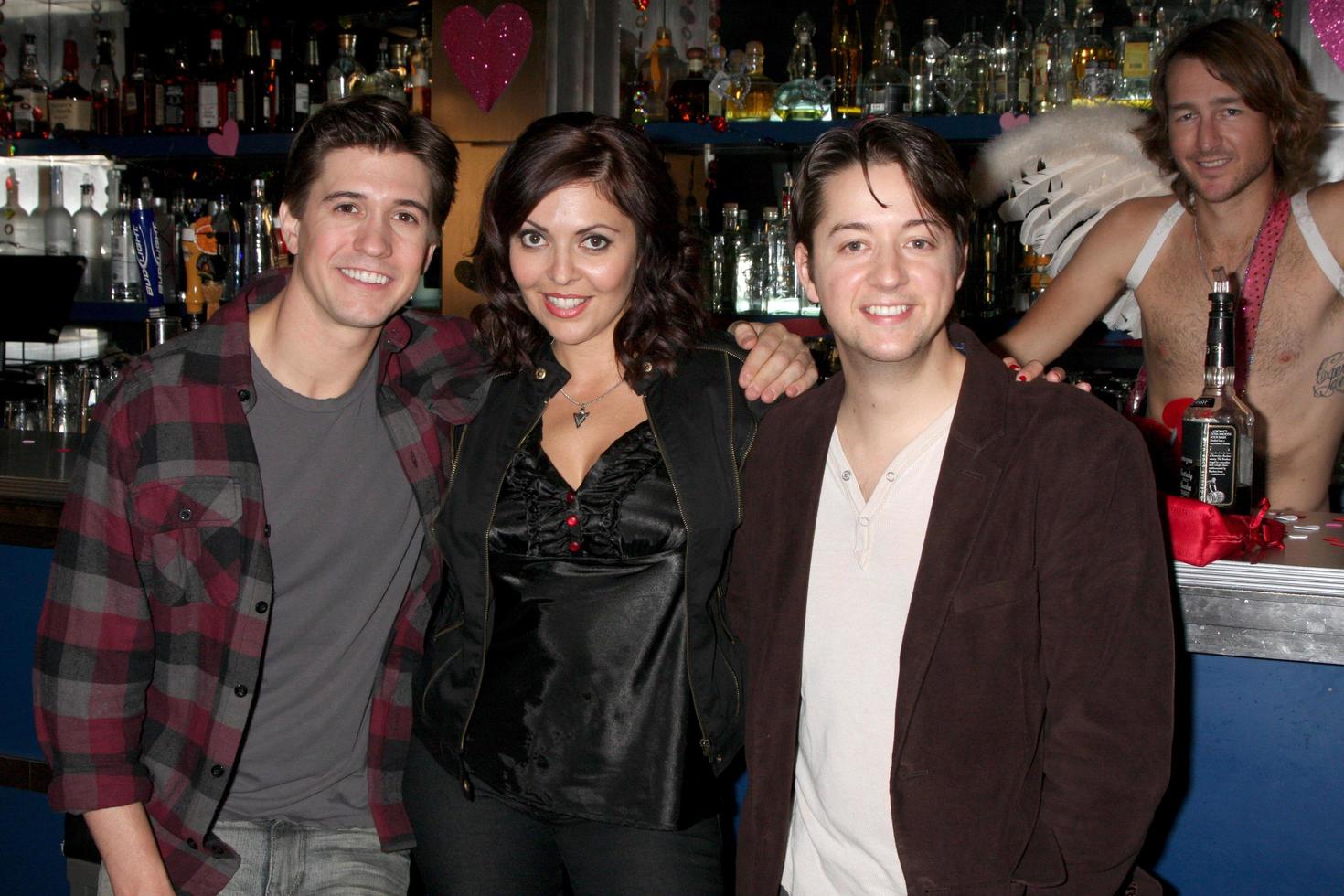 los angeles, 17 de diciembre - josh heine cupid, jo bozarth eros, bradford anderson achilles en el set durante la realización de la película cupid and eros en el bar good nite el 17 de diciembre de 2010 en no hollywood, ca foto