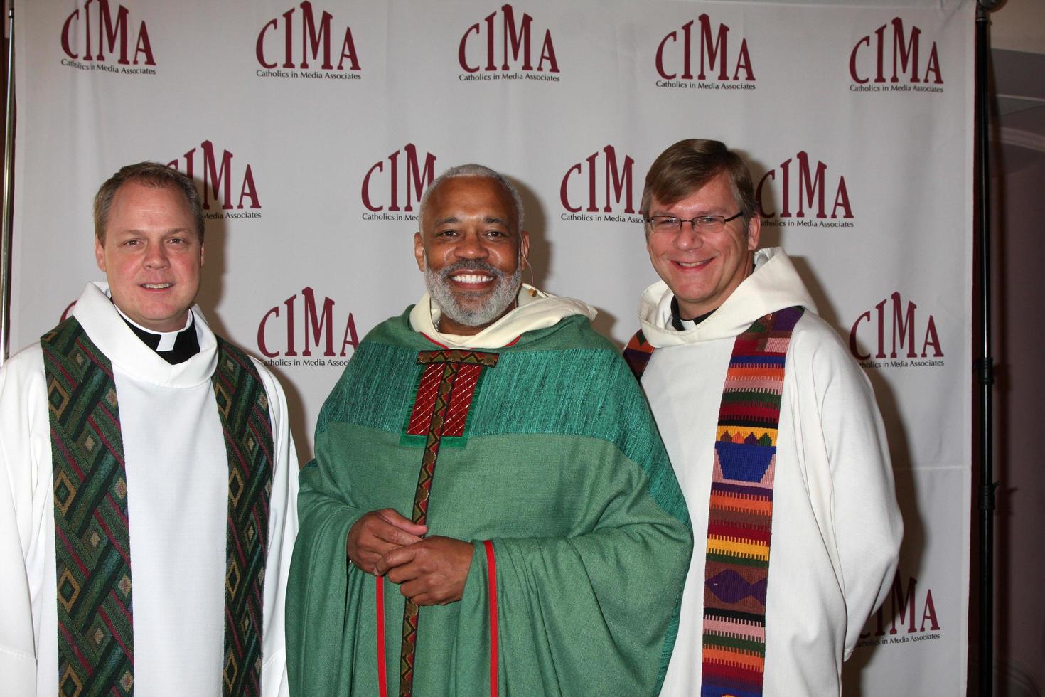 los angeles, 20 de febrero - el padre j glenn murray c, los sacerdotes llegan al brunch de premios de los católicos en los medios de comunicación 2011 en el hotel beverly hills el 20 de febrero de 2011 en beverly hills, ca foto