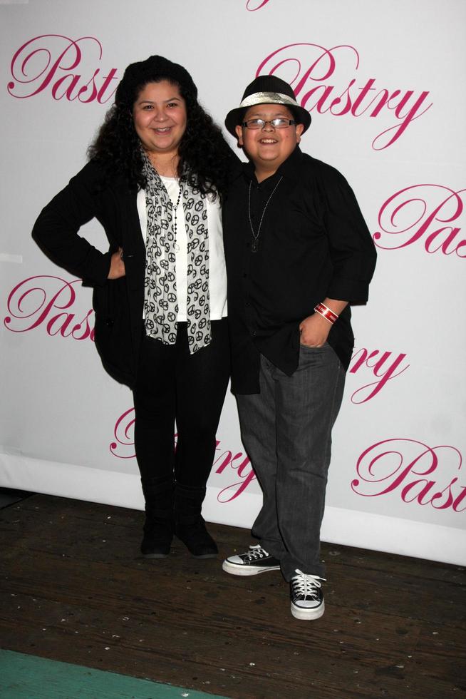 los angeles, 19 de enero - raini rodriguez, rico rodriguez boy llega a la fiesta de cumpleaños número 14 de cody simpson en pacific park en santa monica pier el 19 de enero de 2011 en santa monica, ca foto