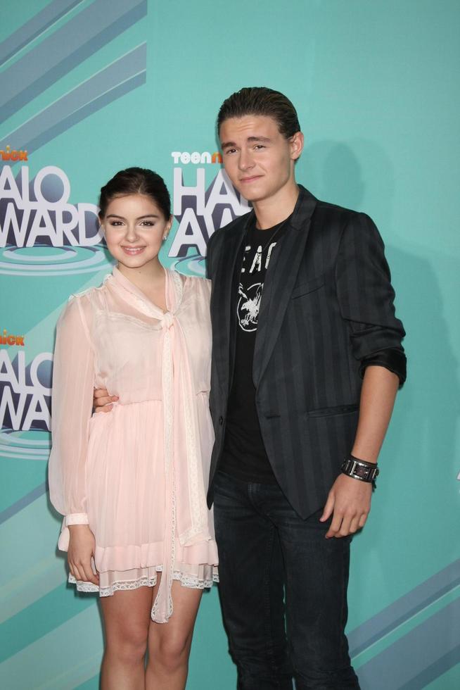 los angeles - 26 de octubre: ariel winter callan mcauliffe llegando a los premios nickelodeon teennick halo 2011 en hollywood palladium el 26 de octubre de 2011 en los angeles, ca foto