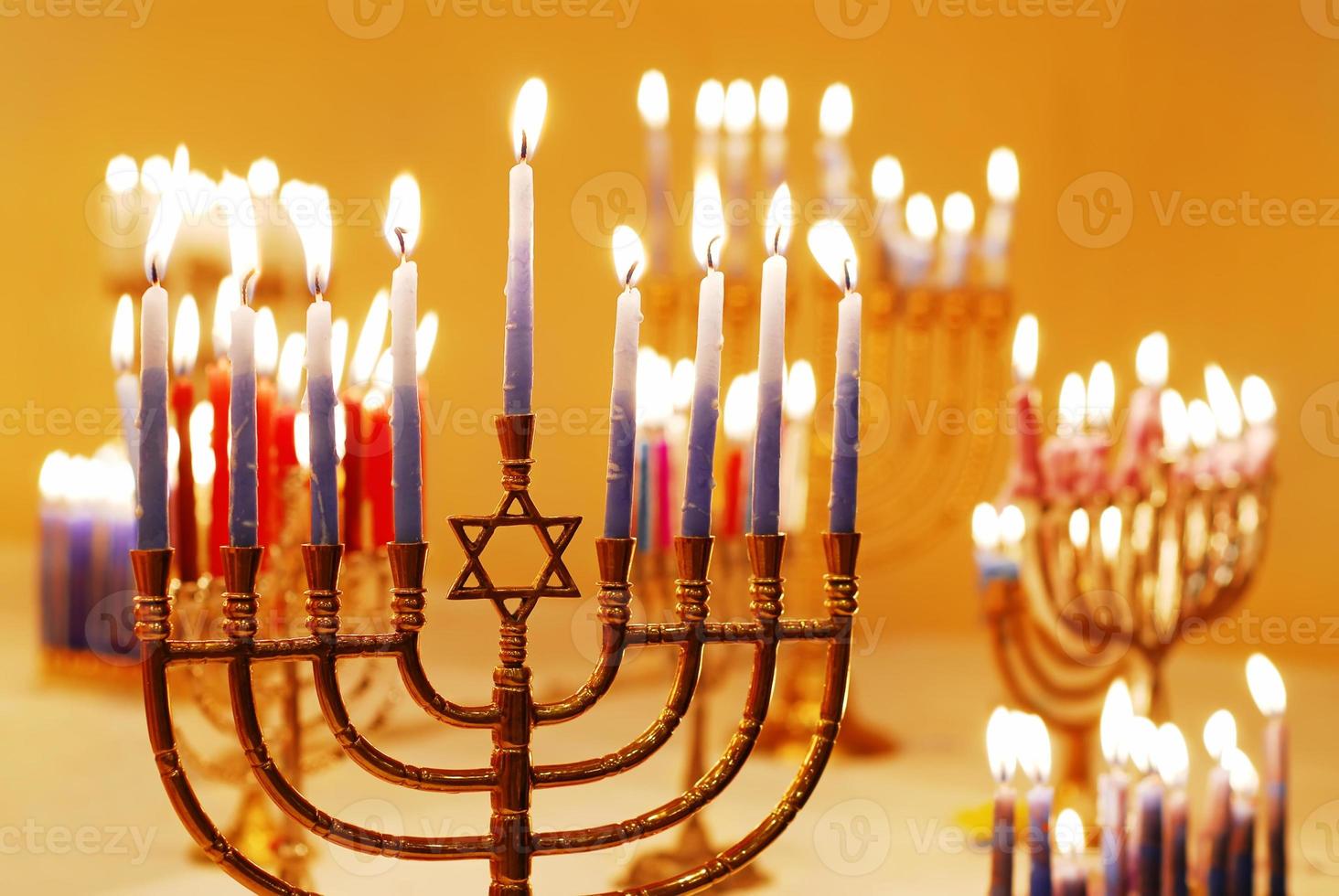 grupo de menorahs encendidos para hanukkah foto