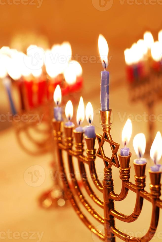 coloridas menorahs brillantemente iluminadas para hanukkiah foto