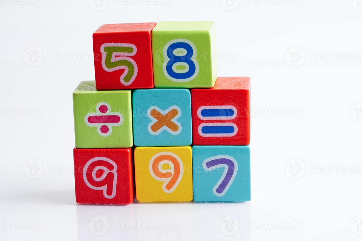 número de cubos de bloques de madera para aprender matemáticas, concepto de matemáticas educativas. foto