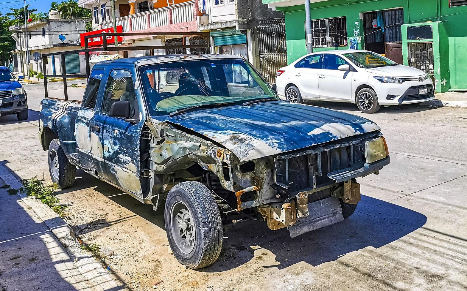 playa del carmen quintana roo mexico 2022 llanta chatarra rota carros rusticos carro playa del carmen mexico. foto