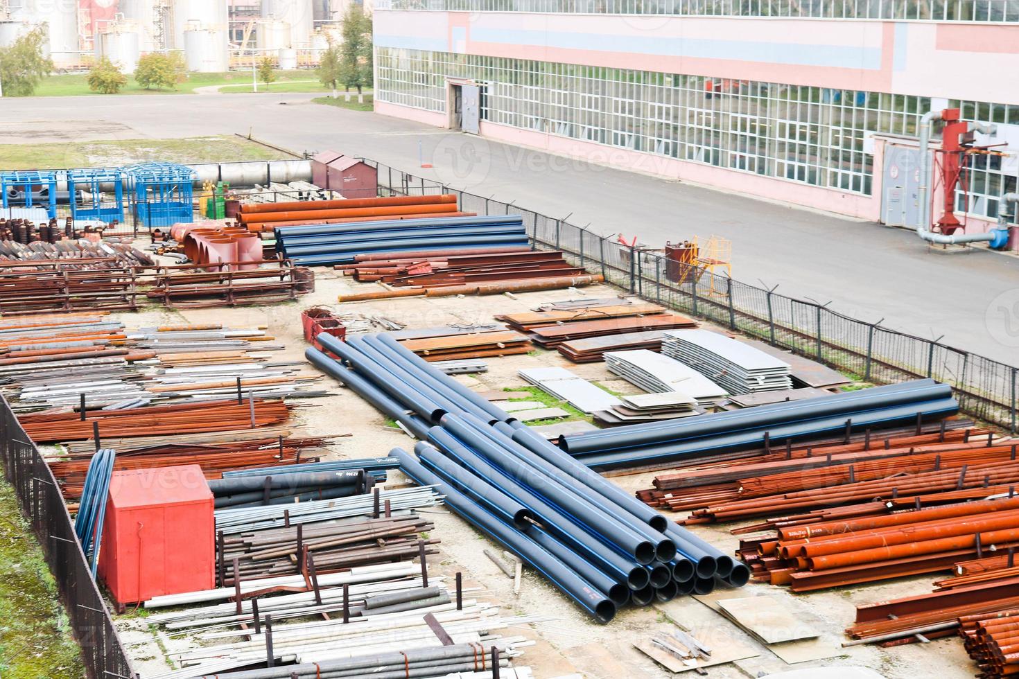 paisaje industrial. vista panorámica de las tuberías tecnológicas. tuberías oxidadas, rubíes azules, comunicaciones de producción. reparar edificios en producción. contra el fondo de un cielo brumoso foto