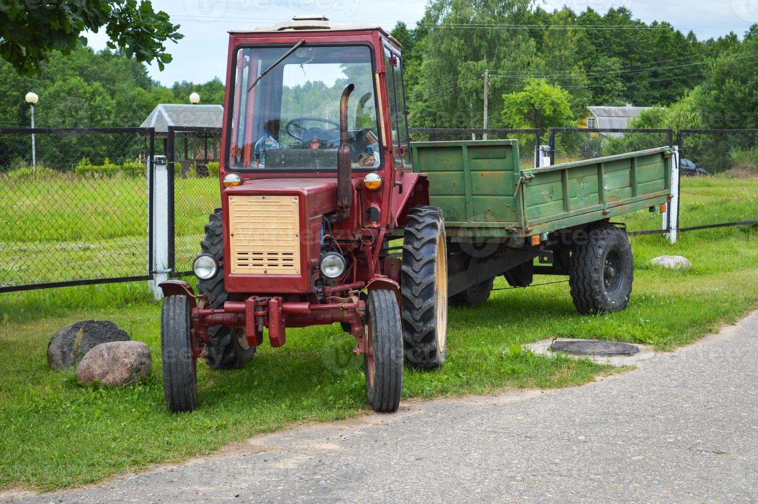 gran construcción de maquinaria agrícola profesional, transporte, tractor y ruedas grandes con banda de rodadura para arar campos, tierra, transporte de mercancías foto