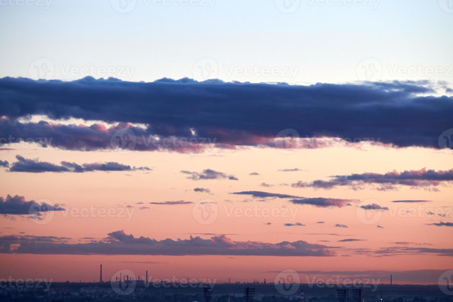 cielo del atardecer de la ciudad foto