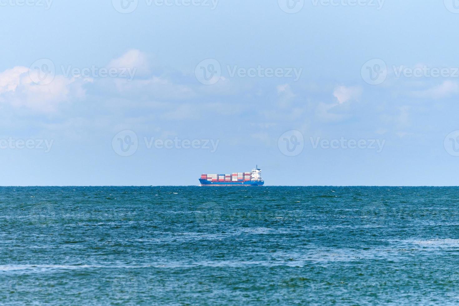 carguero de buques de carga de contenedores, transporte logístico de comercio de importación y exportación, buque de carga en el mar azul foto